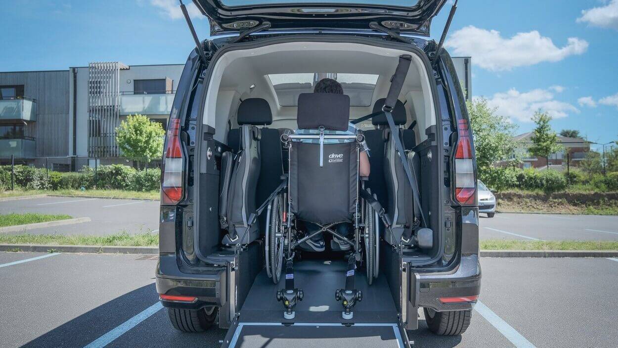Le passager en fauteuil roulant voyage en toute sécurité grâce au kit d'arrimage complet avec ceinture 3 points