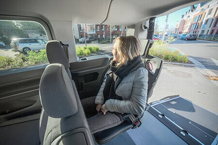 Le Caddy Maxi TPMR peut proposer jusqu'à 7 places assises grâce à deux sièges individuels Triflex