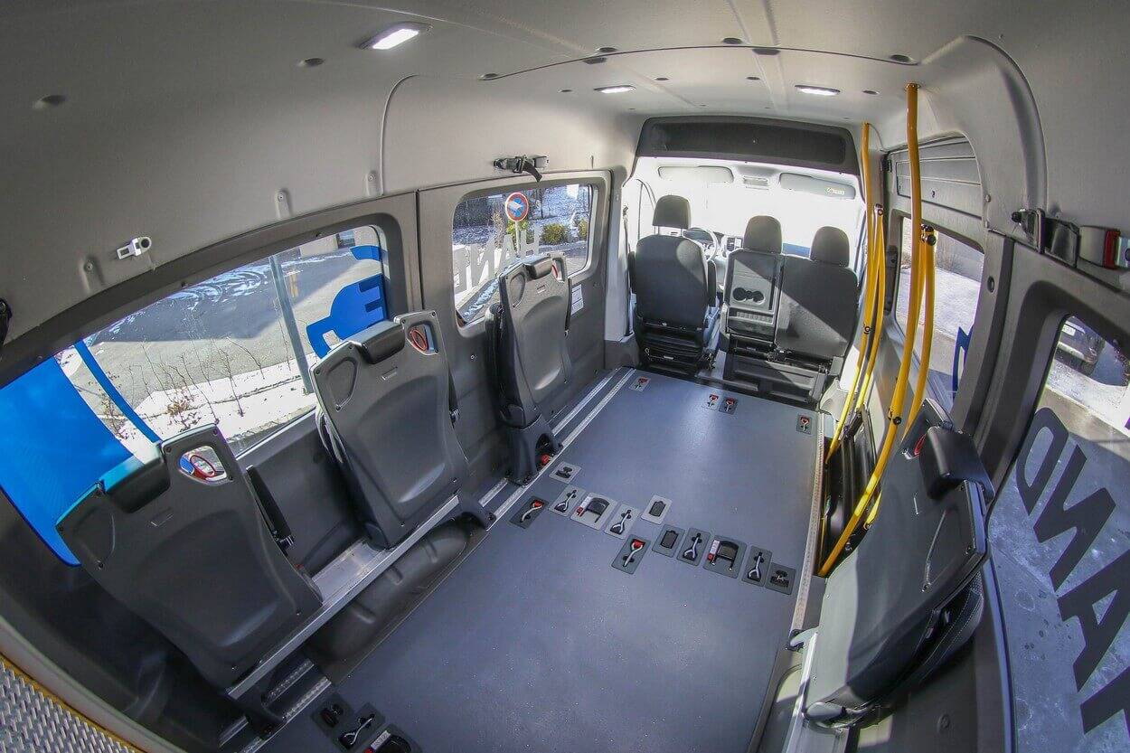 Ce minibus électrique intègre un aménagement TPMR Triflex Easy avec sangles d'arrimage 100 % intégrées dans le plancher