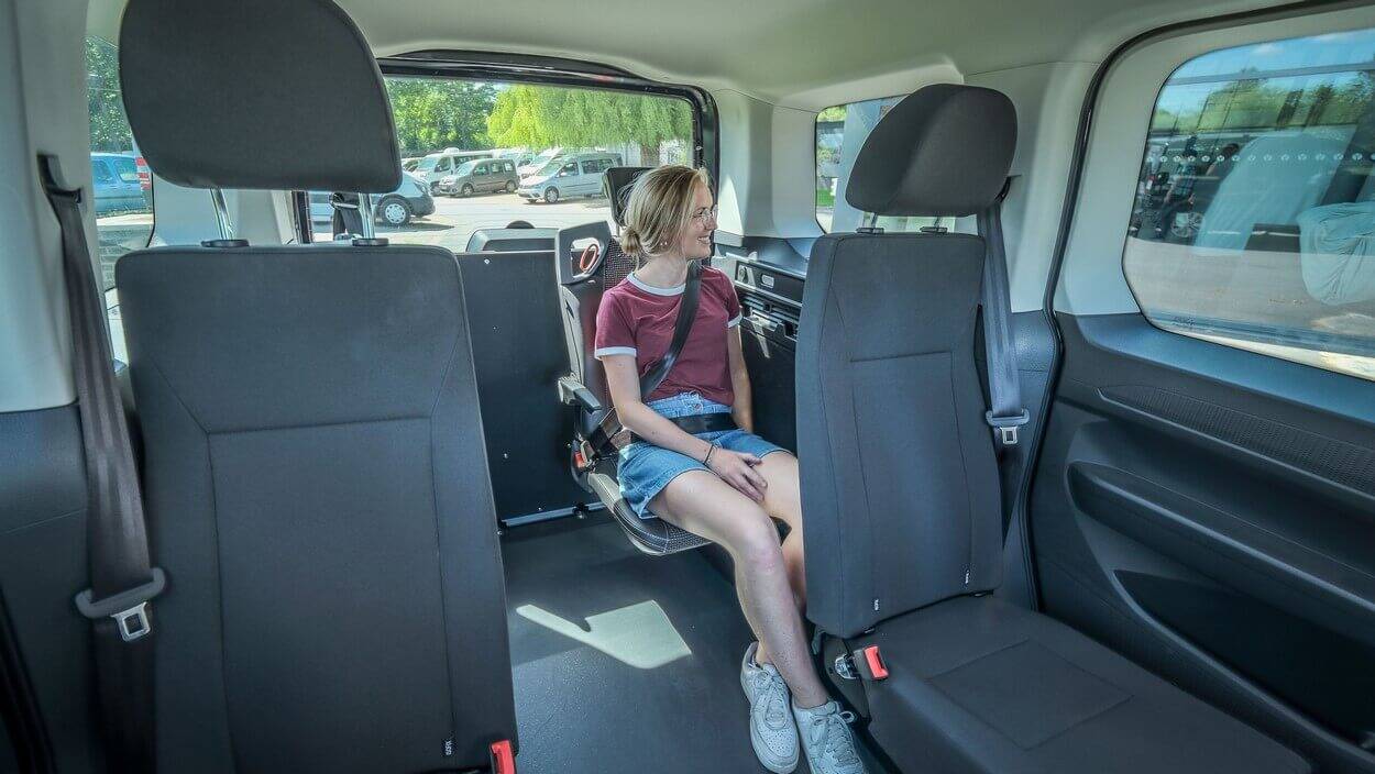 Avec tous les sièges arrière, le Caddy TPMR Xtra peut accueillir jusqu'à 6 personnes