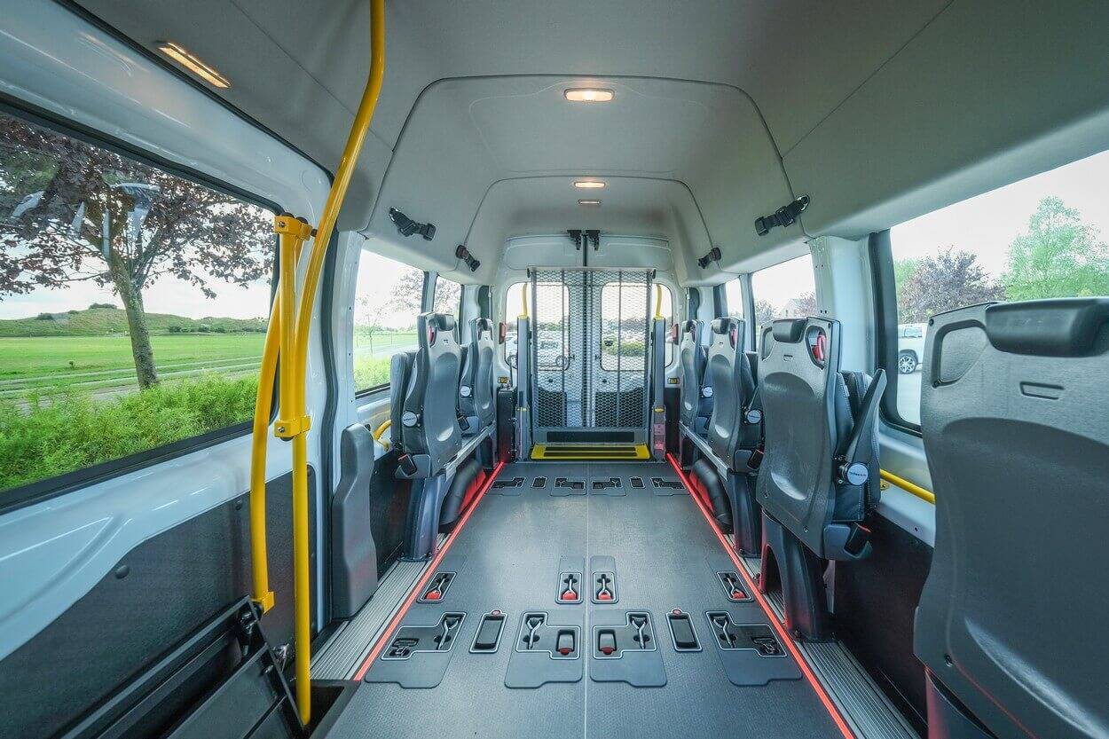 Choisissez d'avoir jusqu'à 6 sièges pivotants Triflex à l'arrière de votre minibus Retrouvez le plancher d'arrimage intégré Triflex Easy à l'intérieur du Ford E-Transit L3H3 TPMR Triflex Easy