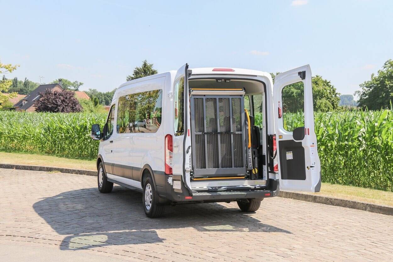 Présenté ici avec une plateforme élévatrice à l'arrière, le Ford Transit Kombi TPMR est également disponible avec une rampe d'accès manuelle...