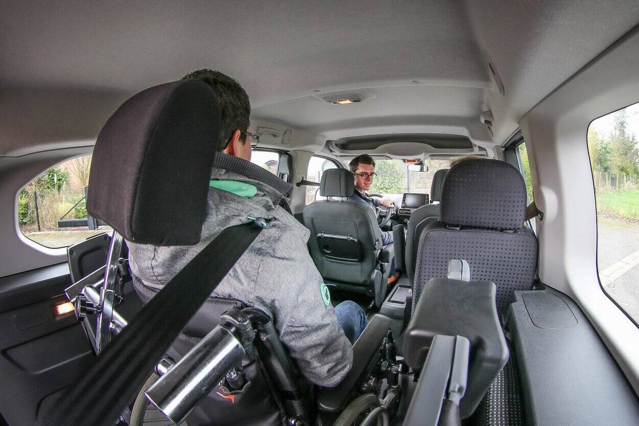 A bord du Berlingo TPMR Maxi Family, le passager à mobilité réduite profite d'un voyage convivial