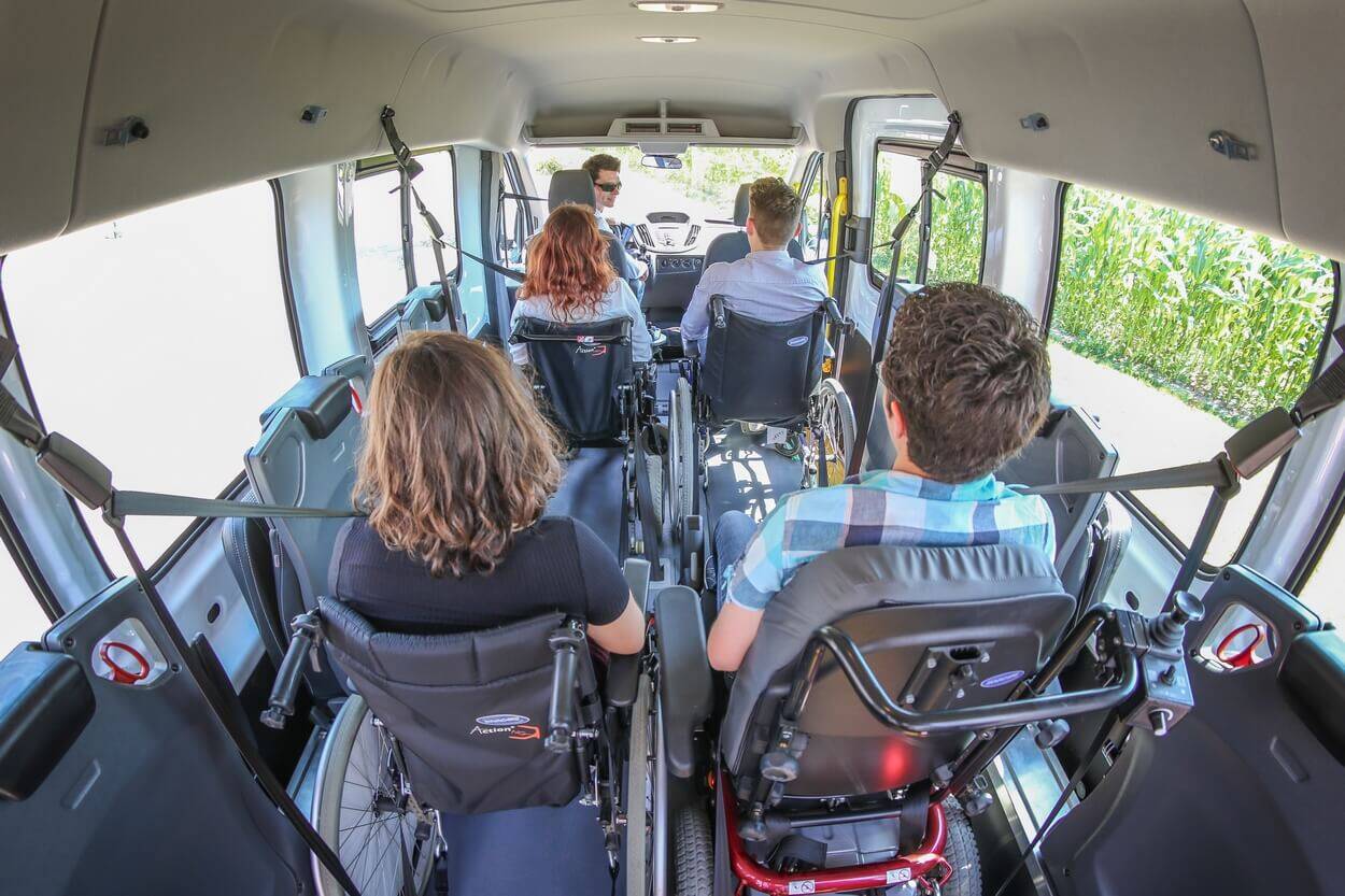 Transporter jusqu'à 4 personnes en fauteuil roulant en même temps n'aura jamais été aussi facile qu'avec le Ford Transit TPMR Triflex Easy !