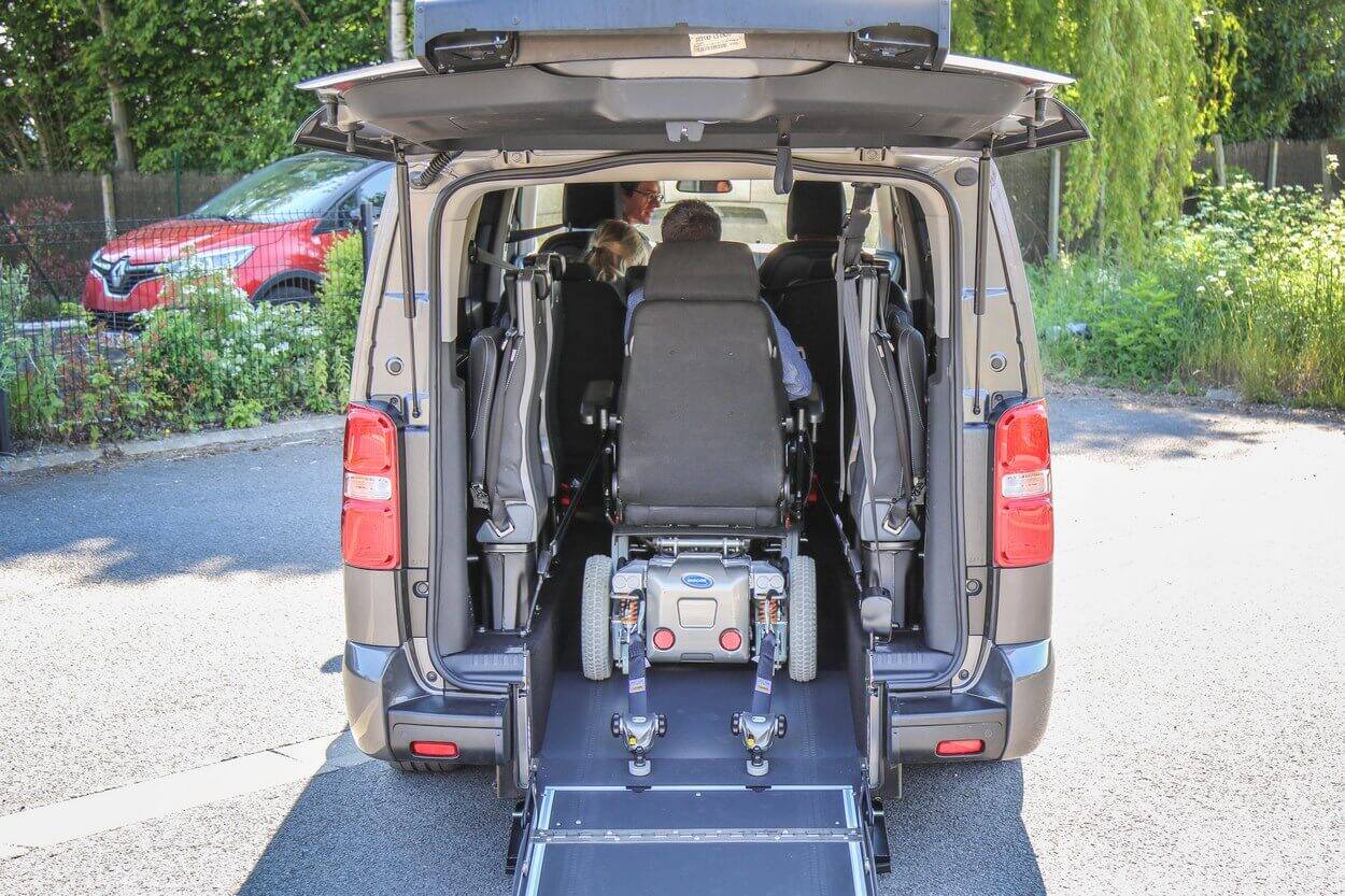 Les sièges arrière Triflex repliés laissent tout l'espace nécessaire pour le passager en fauteuil roulant