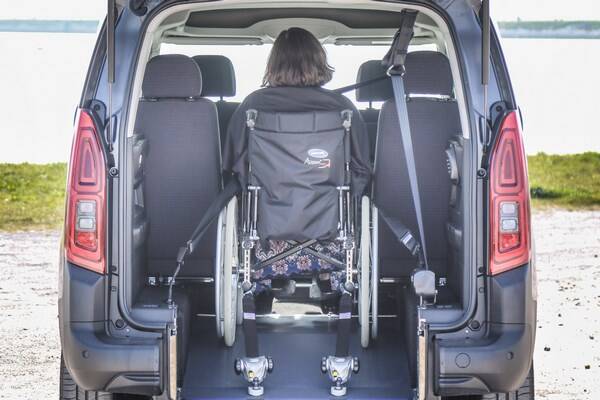 Le large décaissement du Citroën Berlingo aménagé handicap permet l'accès d'un gros fauteuil roulant.