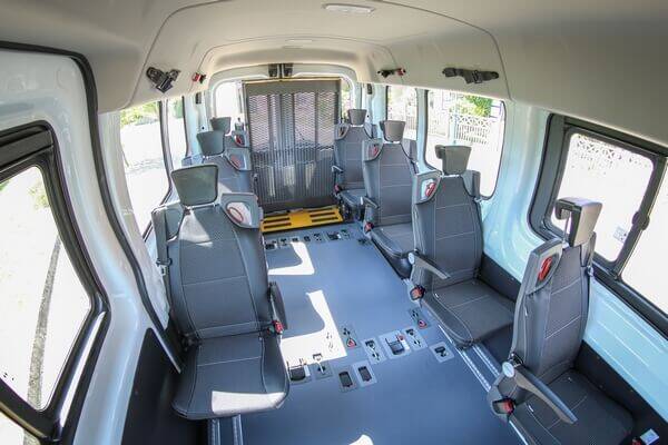Transportez jusqu'à 9 personnes chauffeur compris dans ce Ford Transit Kombi L3H2 TPMR...