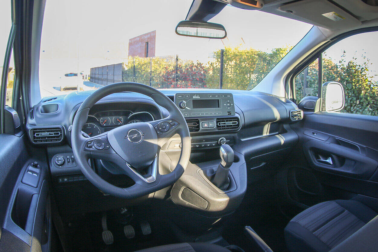 Le poste de conduite de l'Opel Combo propose des équipements de confort et de sécurité dernier cri 