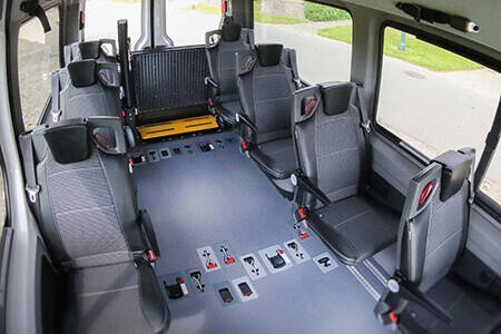 Les sièges Triflex sont très faciles à replier ou à déployer pour faire varier la capacité d'accueil de votre minibus TPMR