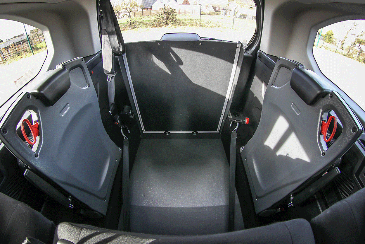 L&#039;aménagement Xtra du Citroën Berlingo Maxi lui confère un décaissement aux dimensiosn généreuses pour tous types de fauteuil roulant