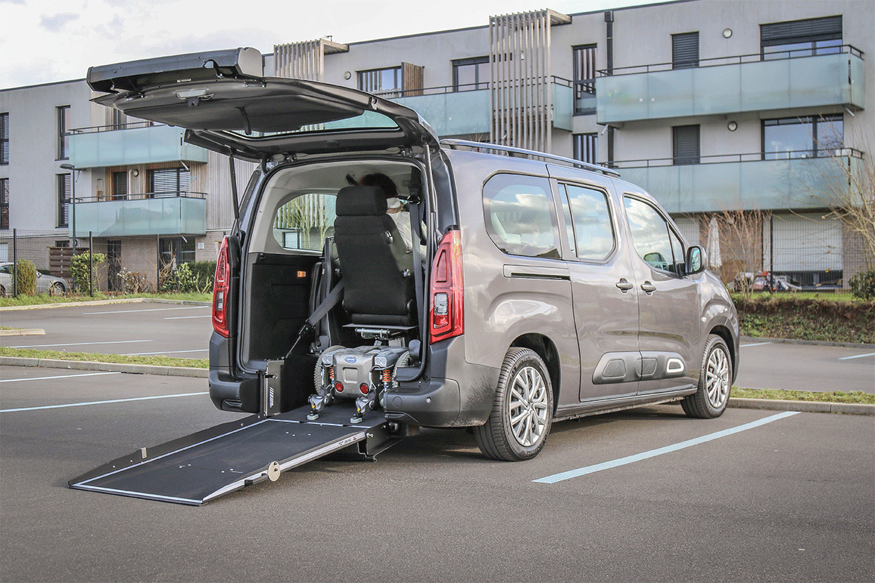 Dans le Berlingo Maxi Xtra, le passager à mobilité réduite dispose d&#039;un emplacement spacieux pour plus de confort.