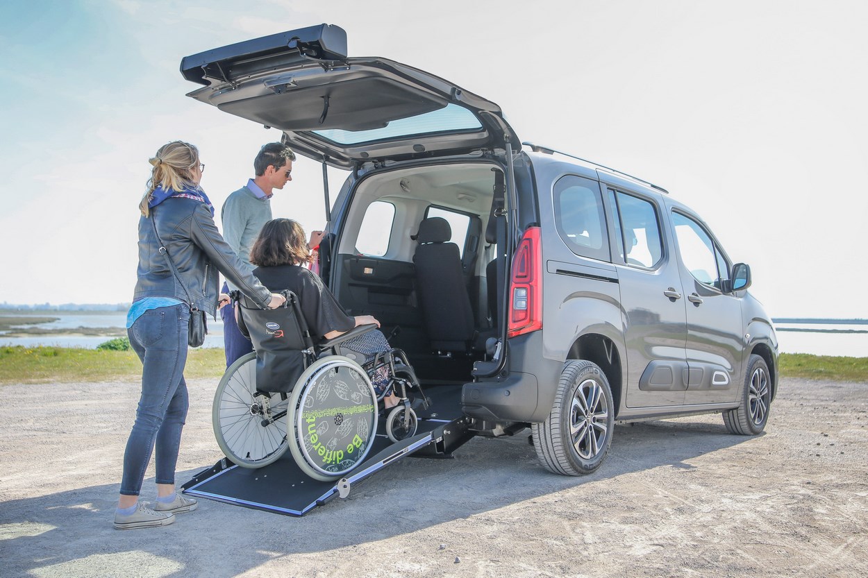 Le Citroën Berlingo TPMR Xtra dispose d&#039;une hauteur intérieure de 1,44m à 1,48m qui permet à tous vos passagers en fauteuil roulant de voyager confortablement