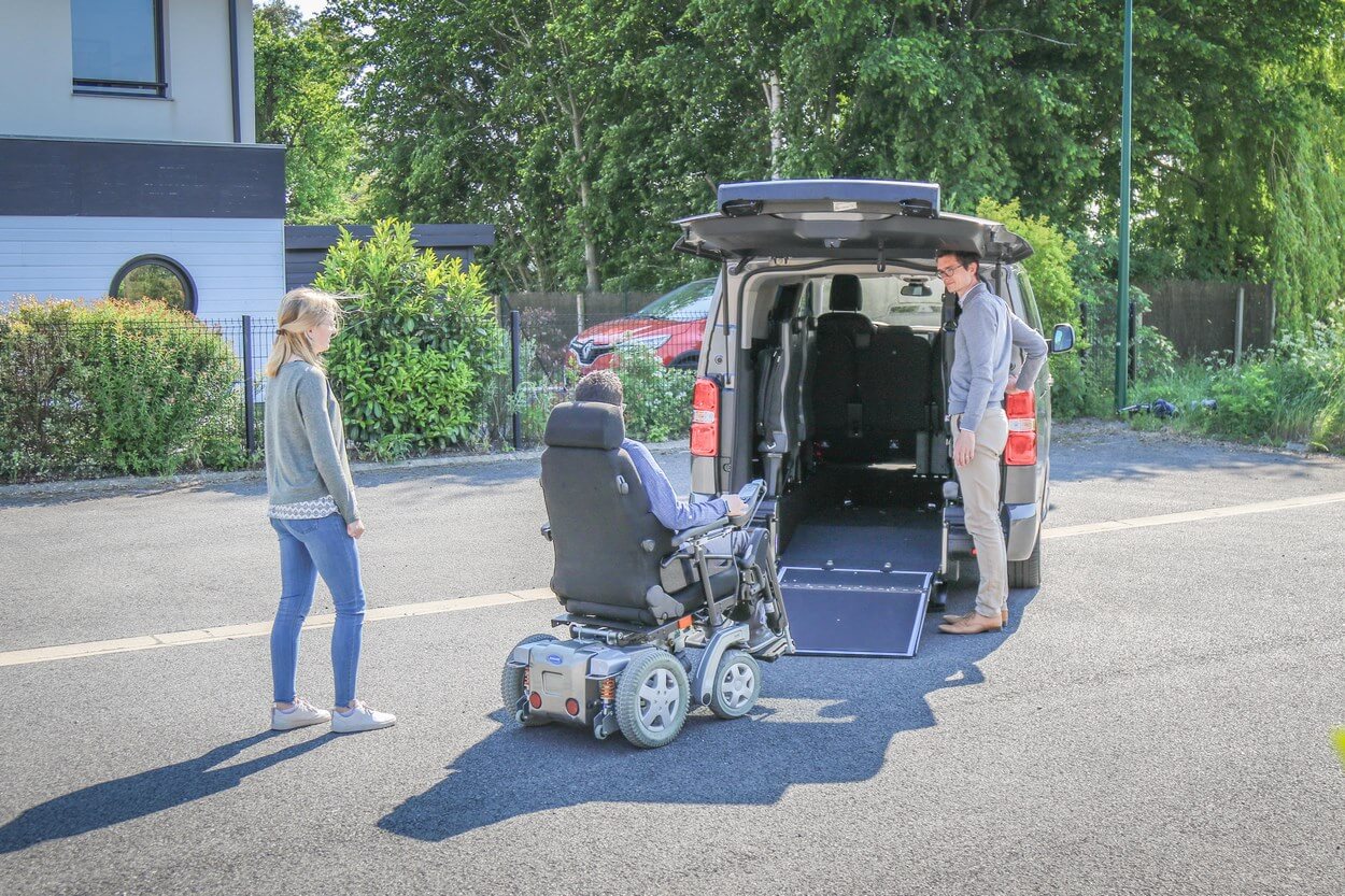 Avec son décaissement large, le SpaceTourer Pro+ peut accueillir tous types de fauteuils roulants