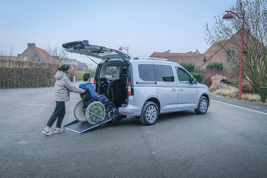 Ce véhicule accessible en fauteuil roulant est très facile à utiliser et l&#039;aménagement est homologué