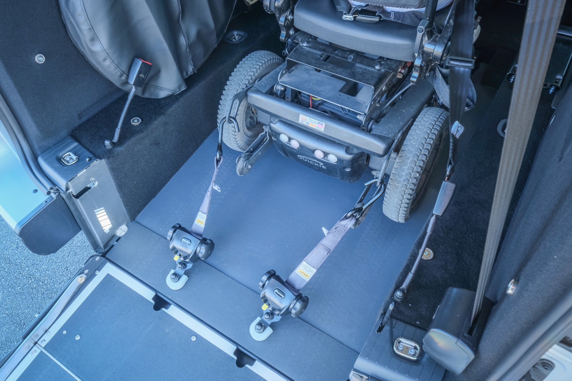 La sécurité du passager en fauteuil roulant est assurée par un kit d&#039;arrimage complet crash-testé et homologué
