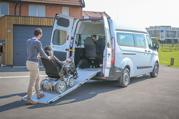 Ce minibus TPMR peut transporter tous types de fauteuils roulants