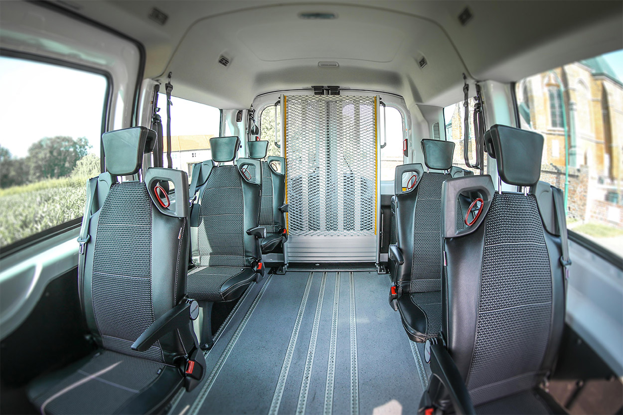 Dans cette configuration Triflex, le Ford Transit Kombi TPMR L2H2 peut accueillir jusqu&#039;à 5 sièges à l&#039;arrière, tous repliables contre la paroi