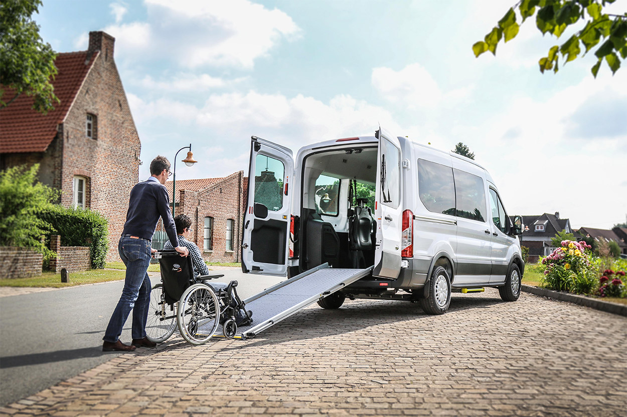 Avec sa hauteur intérieure importante et sa rampe d&#039;accès à la pente modérée, le Ford Transit Kombi TPMR offre une accessibilité appréciable pour tous vos passagers en fauteuil roulant