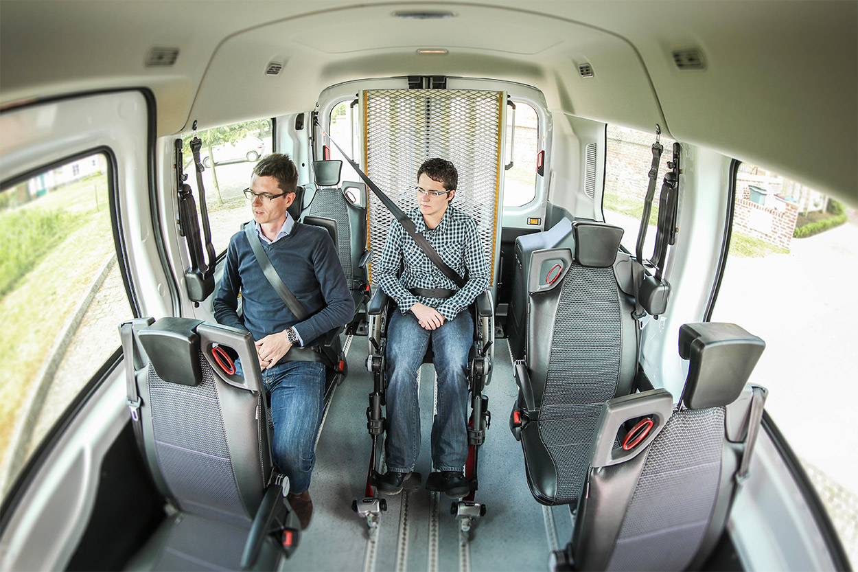 Grâce aux sièges Triflex particulièrement compacts, les passagers en fauteuil roulant et valides voyagent côte-à-côte...