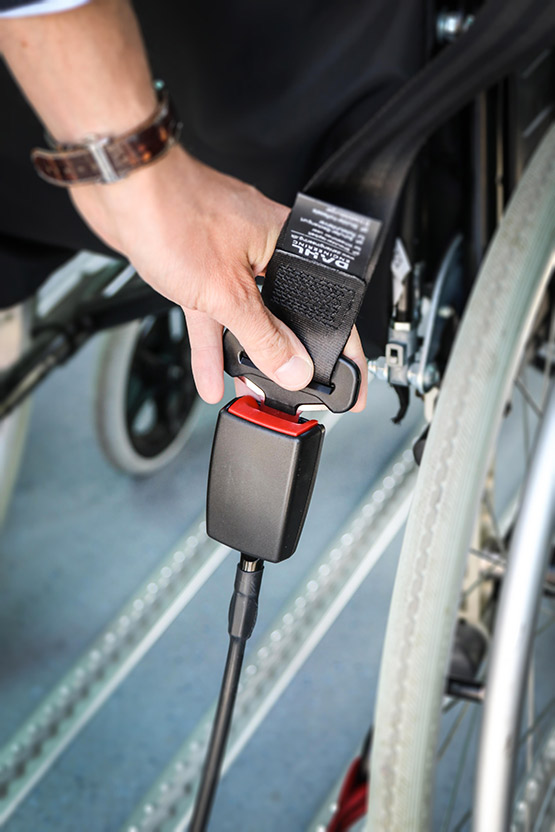 Avec le nouveau système de sangles d&#039;arrimage proposé sur les véhicules TPMR par Handynamic, attacher les passagers en fauteuil roulant avec leur ceinture de sécurité devient un jeu d&#039;enfant !
