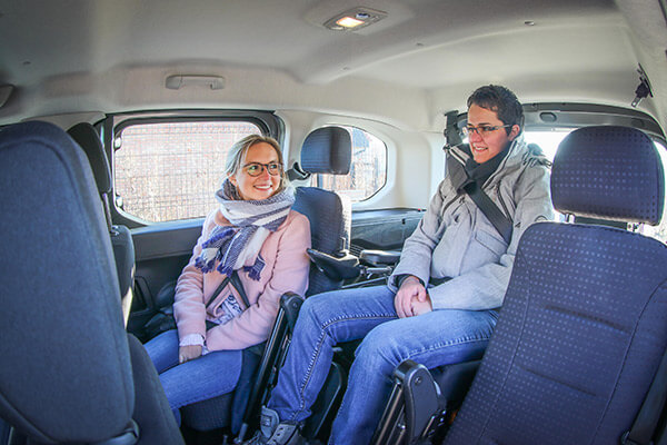 Le profond décaissement permet au passager handicapé de voyager proche des autres occupants